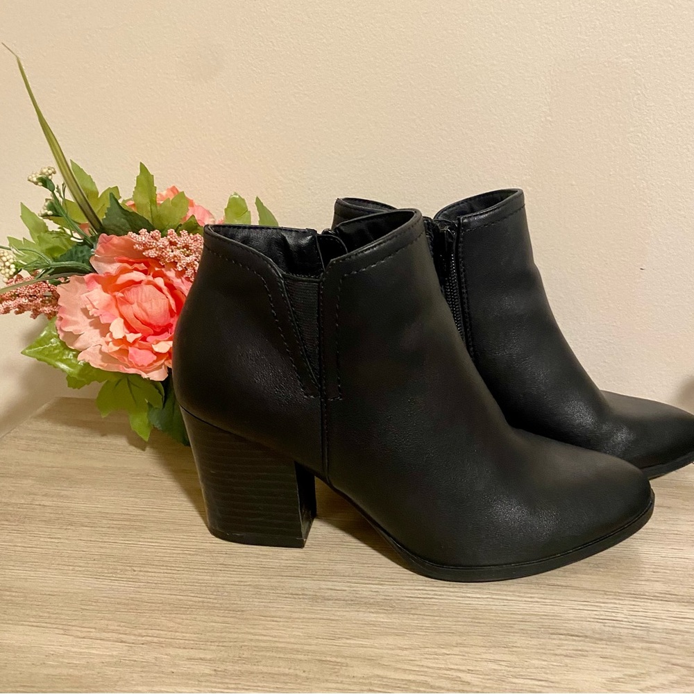 New Directions Dahlia Chunky Heeled Black Booties Size 8
